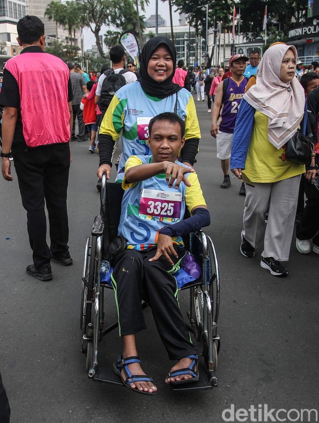 Semangat Inklusi Warnai Fun Walk Hari Disabilitas Internasional di Bundaran HI