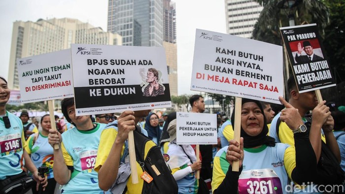 Sejumlah penyandang disabilitas mengikuti Hari Disabilitas Internasional saat CFD di kawasan Bundaran HI, Jakarta Pusat, Minggu (7/12/2025).