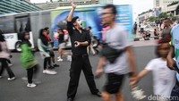 Kegiatan fun walk yang berlangsung serentak di berbagai kota ini mengusung semangat inklusi dan kebersamaan untuk menghapus hambatan bagi kelompok disabilitas.