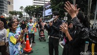 Suasana pagi di Sudirman–Thamrin dipadati peserta disabilitas dan pendamping yang antusias menempuh rute fun walk di ruang publik ramah pejalan kaki.