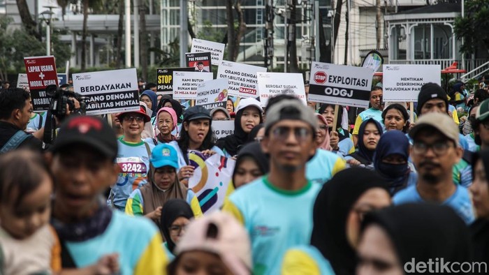 Sejumlah penyandang disabilitas mengikuti Hari Disabilitas Internasional saat CFD di kawasan Bundaran HI, Jakarta Pusat, Minggu (7/12/2025).