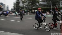 Warga tampak antusias olahraga di tengah jalur CFD Bundaran HI. Area yang bebas kendaraan memberikan ruang aman bagi warga dari berbagai usia.