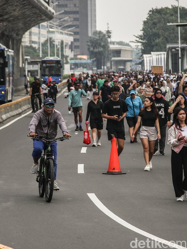 Semangat Warga Olahraga di CFD Jakarta