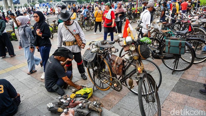 Anggota Komunitas Ontel memarkir sepeda klasik mereka di kawasan Bundaran HI saat CFD, Minggu (7/12/2025). Kehadiran ontel menjadi pengingat akar budaya bersepeda yang pernah hidup di Jakarta.