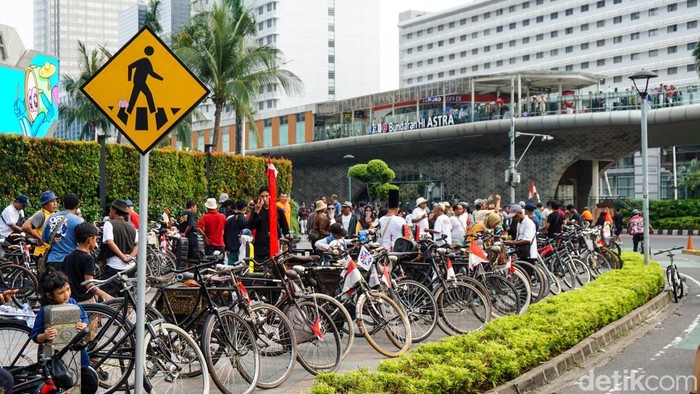 Anggota Komunitas Ontel memarkir sepeda klasik mereka di kawasan Bundaran HI saat CFD, Minggu (7/12/2025). Kehadiran ontel menjadi pengingat akar budaya bersepeda yang pernah hidup di Jakarta.