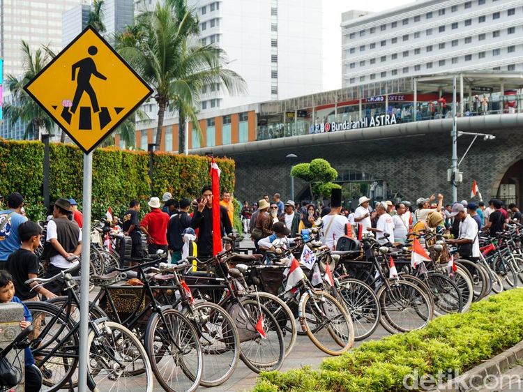 Sentuhan Nostalgia Ontel Ramaikan Suasana CFD Jakarta