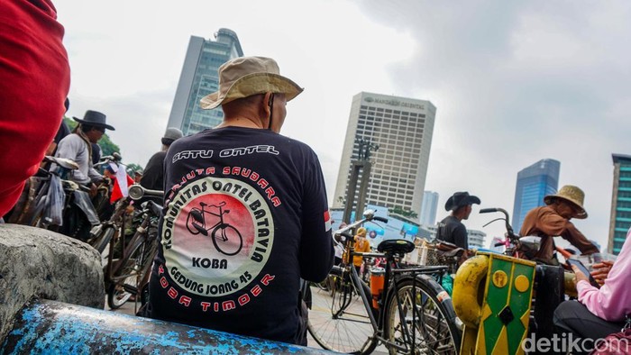 Anggota Komunitas Ontel memarkir sepeda klasik mereka di kawasan Bundaran HI saat CFD, Minggu (7/12/2025). Kehadiran ontel menjadi pengingat akar budaya bersepeda yang pernah hidup di Jakarta.