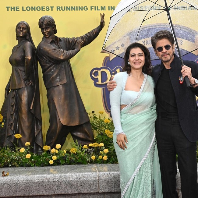 Shah Rukh Khan-Kajol Semringah Patung Raj dan Simran DDLJ Berdiri di London