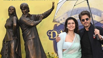 Shah Rukh Khan-Kajol Semringah Patung Raj dan Simran DDLJ Berdiri di London