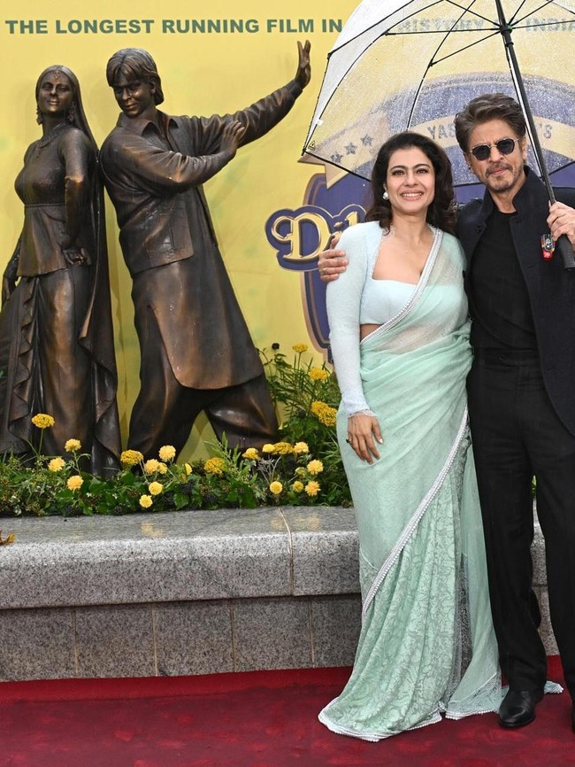 Shah Rukh Khan-Kajol Semringah Patung Raj dan Simran DDLJ Berdiri di London