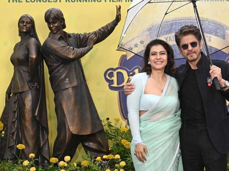 Shah Rukh Khan-Kajol Semringah Patung Raj dan Simran DDLJ Berdiri di London