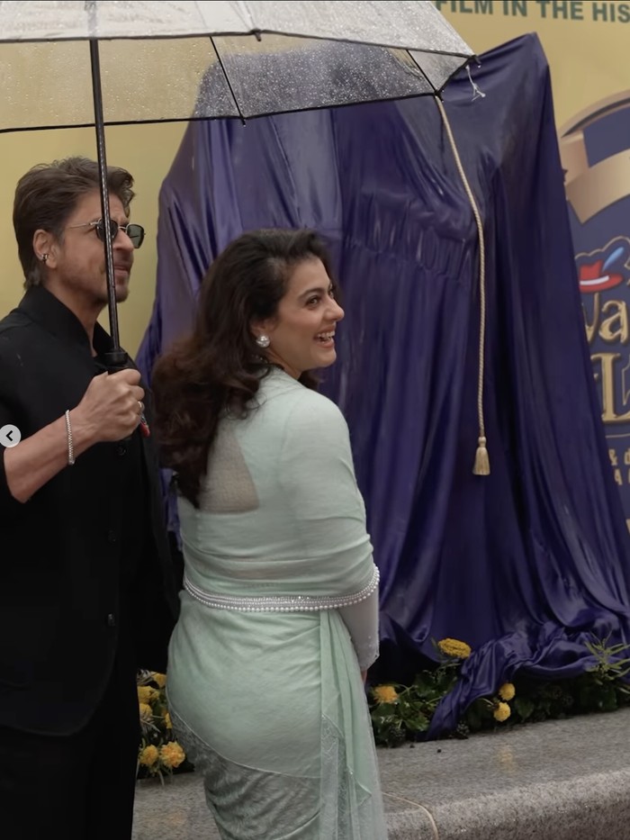 Shah Rukh Khan dan Kajol meresmikan patung Raj dan Simran di London, Inggris.
