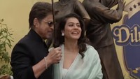 Menandai usia 30 tahun film ikonik Dilwale Dulhania Le Jayenge (DDLJ), patung perunggu karakter Raj dan Simran yang diperankan Shah Rukh Khan dan Kajol diresmikan di Leicester Square, London pada Kamis (4/12/2025). Foto: Instagram @iamsrk
