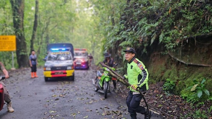 Jalur Pacet-Cangar Dibuka Meski Terbatas Pasca-longsor di Mojokerto