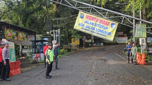 Situasi Jalur Pacet-Cangar Jalur Pacet-Cangar dibuka situasional usai diterjang longsor