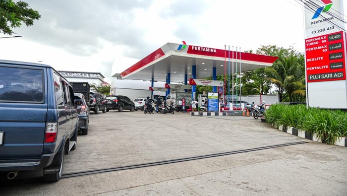 Distribusi BBM & LPG di Aceh Mulai Pulih, Antrean SPBU Terurai