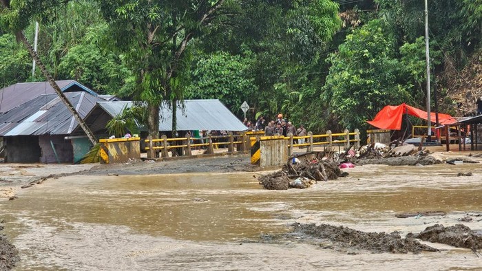 Sungai di Agam Sumbar Meluap Lagi, Gelondongan Kayu Nyangkut Jembatan