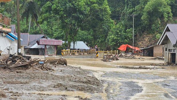 Sungai di Agam kembali meluap saat hujan deras (Amelia/detikcom) Sungai di Agam kembali meluap saat hujan deras (Amelia/detikcom)