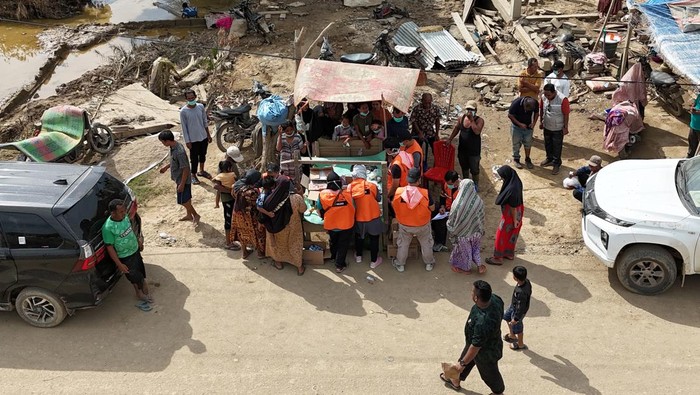 Petugas medis dari Fakultas Kedokteran Universitas Gadjah Mada memeriksa kesehatan korban bencana alam hidrometeorologi di Desa Meunasah Blang, Kecamatan Langkahan, Aceh Utara, Aceh, Sabtu (6/12/2025). Pengungsi korban bencana alam di kawasan tersebut rata-rata diserang penyakit gatal-gatal, kutu air, demam, pilek, batuk, sesak nafas dan tekananan darah tinggi (hipertensi).ANTARA FOTO/Syifa Yulinnas/foc.