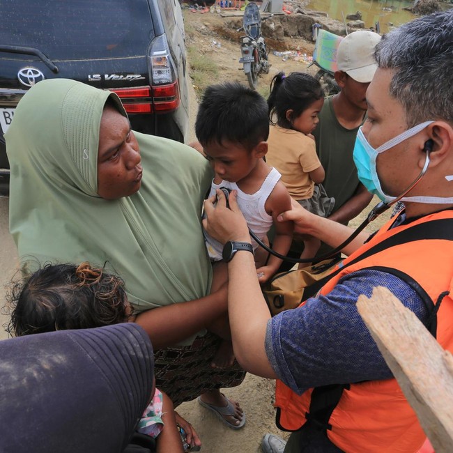 Tenaga Medis Layani Pengungsi Aceh yang Terdampak Penyakit Pascabencana
