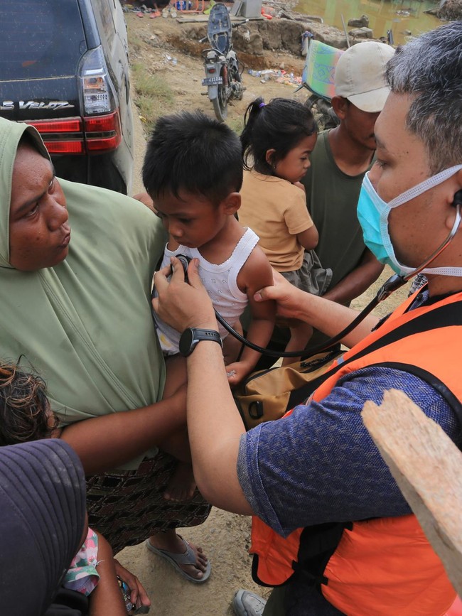 Tenaga Medis Layani Pengungsi Aceh yang Terdampak Penyakit Pascabencana