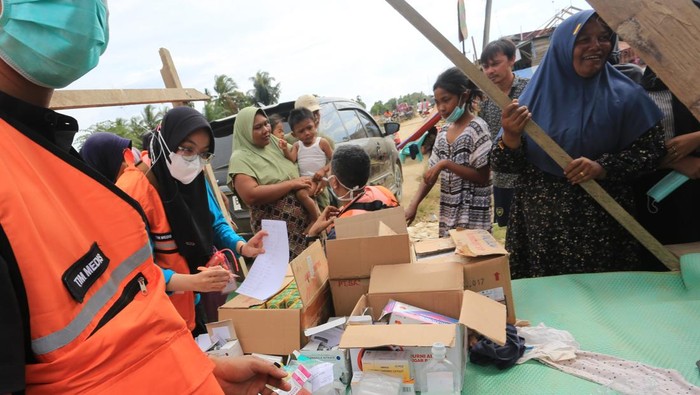 Petugas medis dari Fakultas Kedokteran Universitas Gadjah Mada memeriksa kesehatan korban bencana alam hidrometeorologi di Desa Meunasah Blang, Kecamatan Langkahan, Aceh Utara, Aceh, Sabtu (6/12/2025). Pengungsi korban bencana alam di kawasan tersebut rata-rata diserang penyakit gatal-gatal, kutu air, demam, pilek, batuk, sesak nafas dan tekananan darah tinggi (hipertensi).ANTARA FOTO/Syifa Yulinnas/foc.