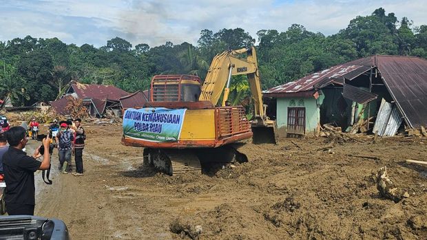 Tim gabungan Polda Sumbar dan Polda Riau bersihkan sisa bencana di Agam, Sumbar (Mei Amelia/detikcom)