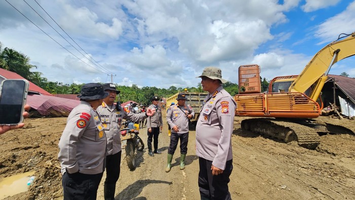 15 Truk Dikerahkan, Personel Polri Bersihkan Puing-Lumpur Sisa Bencana di Agam