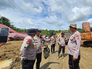 15 Truk Dikerahkan, Personel Polri Bersihkan Puing-Lumpur Sisa Bencana di Agam