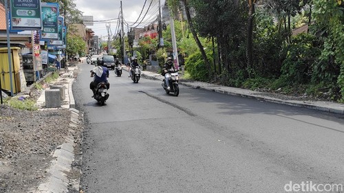 Titik ruas jalan yang belum tuntas diaspal di Jalan Tangkuban Perahu, Kerobokan, Minggu (7/12/2025). (Agus Eka/detikBali)