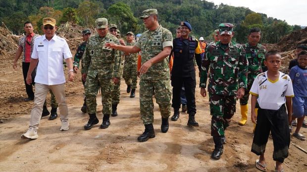 Wakil Panglima TNI Jenderal TNI Tandyo Budi R meninjau Desa Garoga dan Batuhulu di Tapanuli Selatan, Sumatera Utara