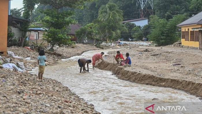 Sungai di Sibolga Alami Pendangkalan Usai Longsor, Berubah Jadi Bak Daratan