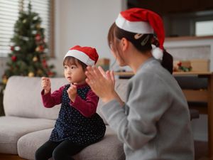Lirik Lagu Feliz Navidad Lengkap dengan Chord dan Terjemahan Bahasa Indonesia