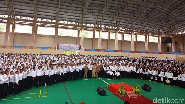 Ahmad Soleh Syafi'i (55) diangkat jadi PPPK paruh waktu di GOR Paku Bumi Magelang, Senin (8/12/2025).