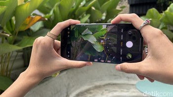 Tak hanya itu, tombol ini juga berguna untuk mengoperasikan berbagai fitur kamera seperti mengatur zoom. Foto: Rizqy Nur Amalia/detikINET