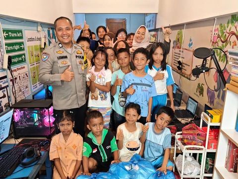 Aiptu Hadi Hamonangan Sitanggang mendirikan Kelas Anak Indonesia, ruang belajar komputer gratis untuk anak kurang mampu di Sibolga.
