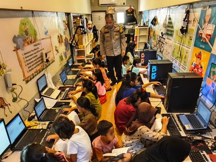 Aiptu Hadi Mister Polisi yang Bangun Ruang Belajar Komputer Gratis di Sibolga