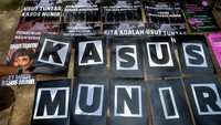 Dalam aksi ini, peserta menata berbagai poster berisi tuntutan agar Komnas HAM segera menetapkan kasus Munir sebagai pelanggaran berat HAM dan mendorong proses penyelidikan yang lebih terbuka. ANTARA FOTO/Putra M. Akbar