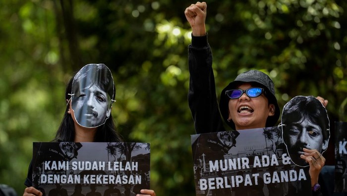 Aktivis mengenakan topeng tokoh HAM Munir Said Thalib saat Aksi 21 Tahun Kasus Munir di depan kantor Komnas HAM, Jakarta, Senin (8/12/2025). Mereka mendesak Komnas HAM untuk segera menuntaskan kasus Munir dan menetapkannya sebagai kasus pelanggaran berat HAM. ANTARA FOTO/Putra M. Akbar