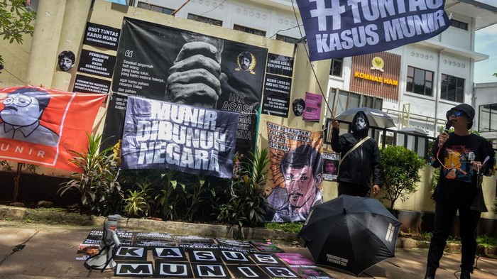 Aktivis mengenakan topeng tokoh HAM Munir Said Thalib saat Aksi 21 Tahun Kasus Munir di depan kantor Komnas HAM, Jakarta, Senin (8/12/2025). Mereka mendesak Komnas HAM untuk segera menuntaskan kasus Munir dan menetapkannya sebagai kasus pelanggaran berat HAM. ANTARA FOTO/Putra M. Akbar