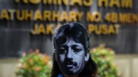 Aktivis mengenakan topeng tokoh HAM Munir Said Thalib saat Aksi 21 Tahun Kasus Munir di depan kantor Komnas HAM, Jakarta, Senin (8/12/2025). ANTARA FOTO/Putra M. Akbar