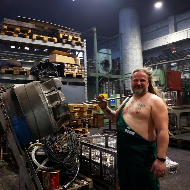 Aksi Amal Unik Pekerja Logam Budapest