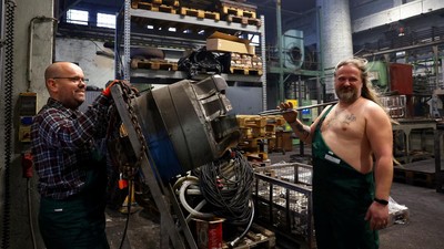 Aksi Amal Unik Pekerja Logam Budapest
