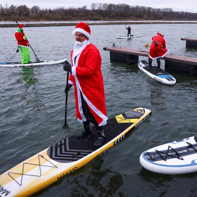 Aksi Seru Sinterklas Mendayung di Sungai Rhine sambut Musim Libur