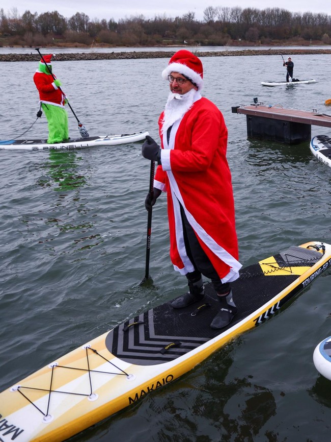 Aksi Seru Sinterklas Mendayung di Sungai Rhine sambut Musim Libur