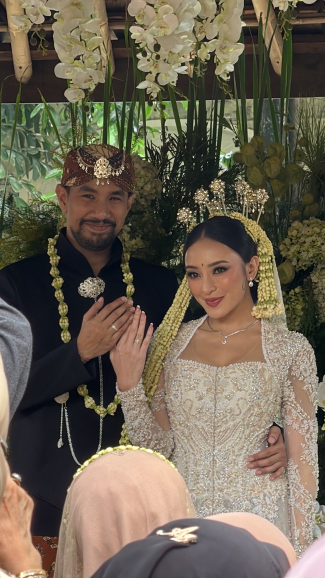 Tak sedikit netizen, khususnya kaum hawa, yang memberikan dukungan untuk Amanda Zahra sebagai korban perselingkuhan. Ibu satu anak itu juga dikagumi karena paras cantik, bentuk tubuh ideal, selera humor, dan latar belakang pendidikannya sebagai lulusan Fakultas Kedokteran UGM. Foto: Twitter