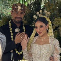 Tak sedikit netizen, khususnya kaum hawa, yang memberikan dukungan untuk Amanda Zahra sebagai korban perselingkuhan. Ibu satu anak itu juga dikagumi karena paras cantik, bentuk tubuh ideal, selera humor, dan latar belakang pendidikannya sebagai lulusan Fakultas Kedokteran UGM. Foto: Twitter