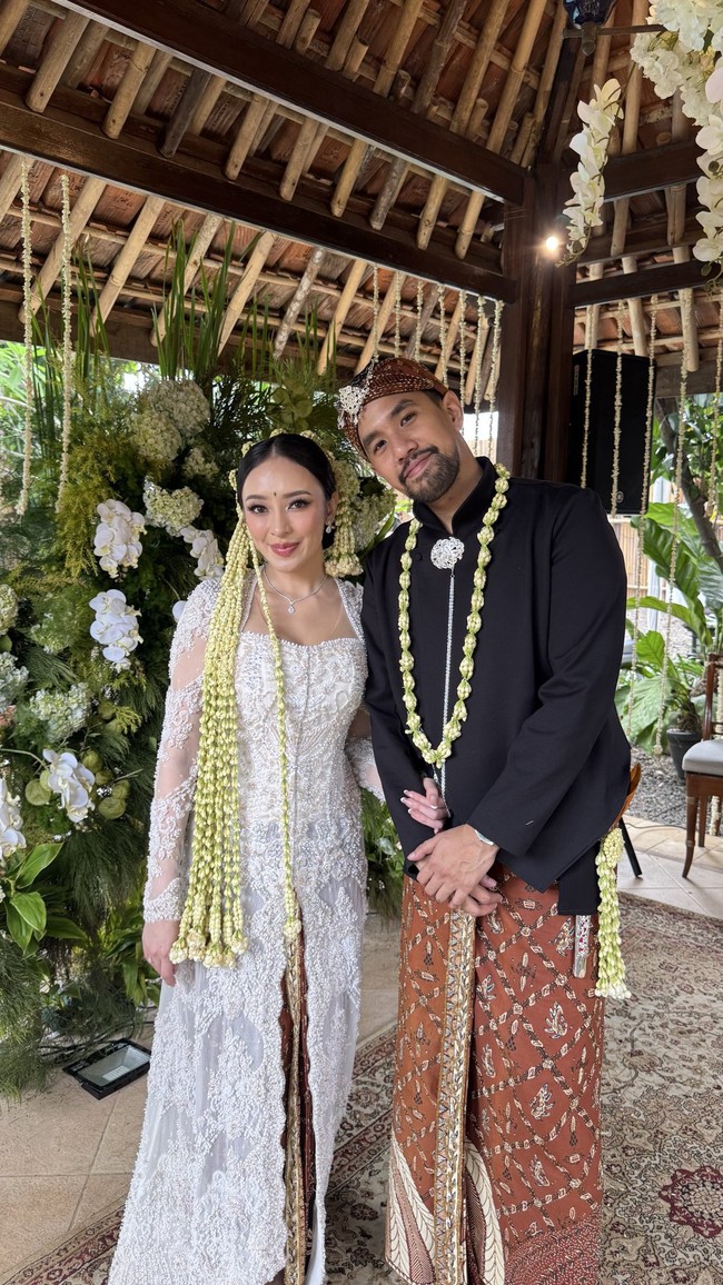 Aura bahagia terpancar dari wajah Amanda Zahra saat menggelar akad nikah yang dihadiri rekan selebtwit. Hingga kini, followers akun Twitter @amndzahra sudah mencapai 568 ribu followers. Sedangkan Instagram-nya @aamandazahra tembus 584 ribu followers. Foto: Twitter