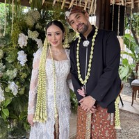 Aura bahagia terpancar dari wajah Amanda Zahra saat menggelar akad nikah yang dihadiri rekan selebtwit. Hingga kini, followers akun Twitter @amndzahra sudah mencapai 568 ribu followers. Sedangkan Instagram-nya @aamandazahra tembus 584 ribu followers. Foto: Twitter