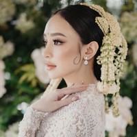 Setelah memamerkan hasil pre wedding, Amanda Zahra membuat jagat maya gempar dengan kecantikannya memakai baju pengantin dan riasan sunda. Sang suami dianggap sebagai pria beruntung karena dapat menikahinya. Unggahan fotonya pun banjir ucapan selamat. Foto: Twitter